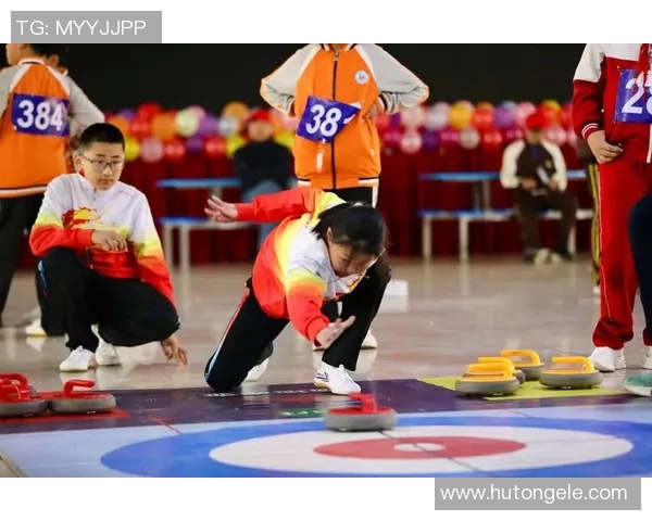 女子冰壶日本队奋勇争先力争佳绩展现冰上风采与团队精神